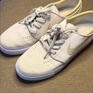 Nike SB Stefan Janoski  Women’s Suede Sneakers in Cream with Pale Yellow Accents